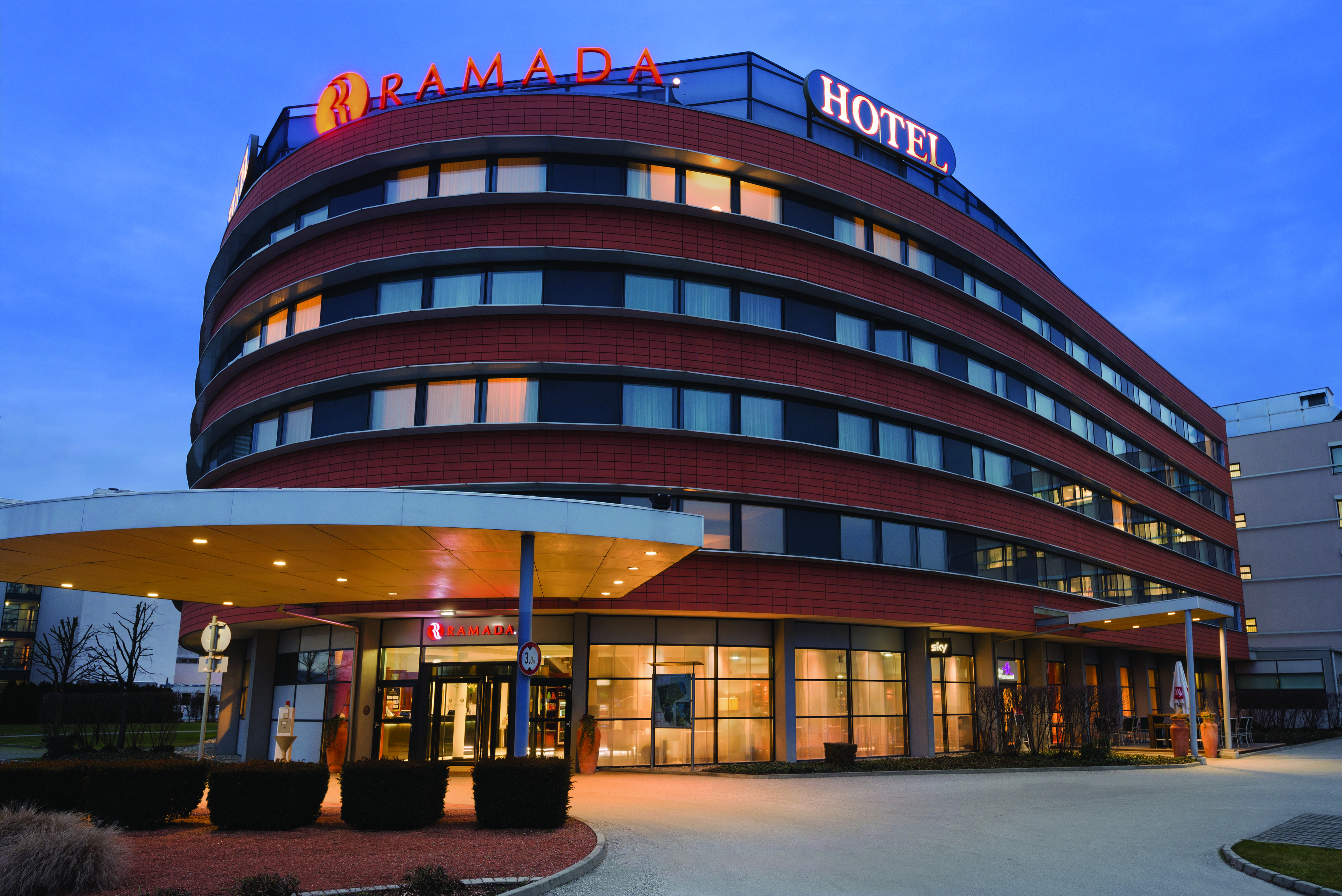 Hotel Ramada Graz Unterpremstaetten Exterior photo